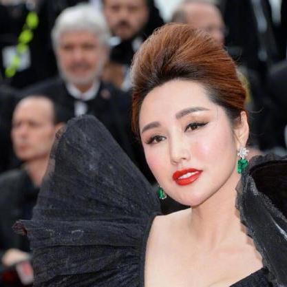 最新儿童演出妆容图片，展现小明星舞台风采