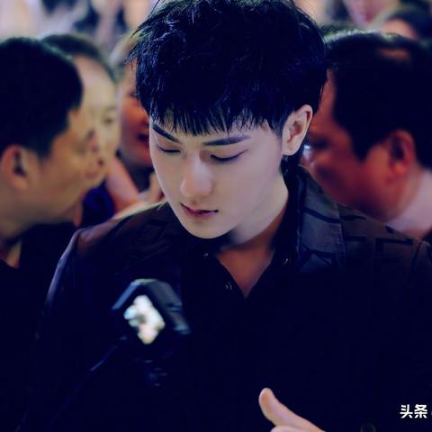 黄子韬最新发型，潮流引领新风尚