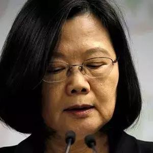 最新双语时事短新闻概览