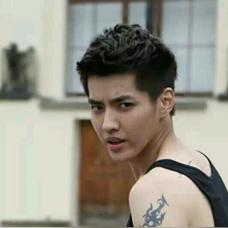 吴亦凡最新纹身，时尚潮流个性完美融合