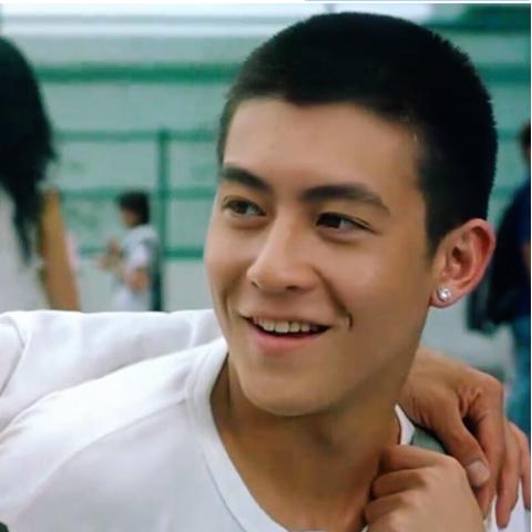 美女剃光头，打破传统审美的潮流新风尚