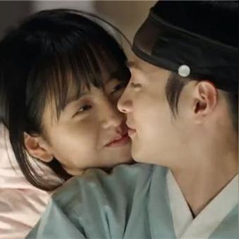 韩剧最新吻戏片段，甜蜜瞬间动情时刻